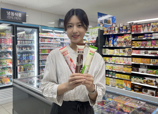 GS25 매장에서 모델이 '서울우유 아이스크림'을 소개하고 있다. GS25 제공